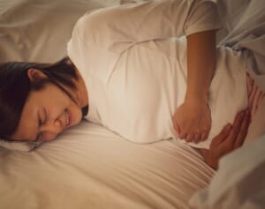 50代以上の女性は要注意！食後に繰り返す腹痛は「胆石症」の可能性が
