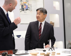 天皇陛下と秋篠宮さまのネクタイのストライプは“右上がり”が多い？　柄選びに現われる皇室と英王室の交流史