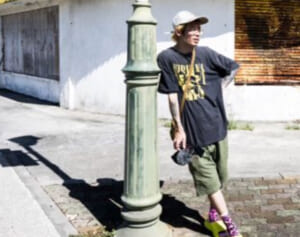 楽器破壊パフォーマンスはダサい？人気バンドのベーシストの動画が波紋「ほんとに不快」「何してもええやろ」