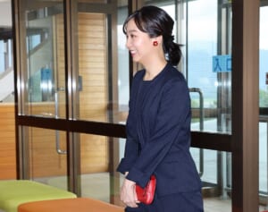 「センスが抜群」佳子さま　耳元には赤い花のイヤリングの“差し色コーデ”にネット感激！珍しいエプロン姿も