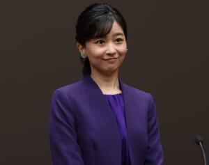 「珍しい気がする」佳子さま“全身紫コーデ”でご公務へ　透け感スカートで軽やかなご印象「素敵です」