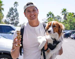 「真美子さんかな？」デコピン始球式　公式動画の“女性の呼びかけ”にファン注目「デコピンも振り返ってる」