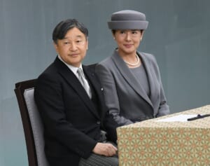 両陛下　参加者とともに黙祷を…全国戦没者追悼式にご出席