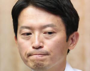 「どこまでも被害者を馬鹿に」兵庫県・斎藤知事　亡きパワハラ告発者の懲戒処分は「適切だった」と強弁…“曲げない主張”にネット激怒