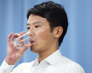 「厚顔無恥とはまさにこのこと」斎藤知事 カキ独り占め、茶菓子持ち帰り…暴かれる“欲深素顔”にドン引きの嵐