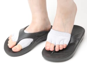 50歳以上は必見！足腰の負担やわらげ、足くさも防ぐ「サンダルソックス」