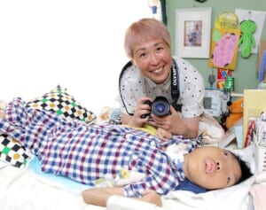 医療的ケア児の次男を撮り続けるママカメラマン「私はここにいる」