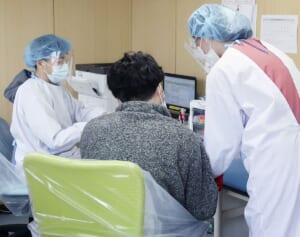 感染急増中の新型コロナ　治療費、ワクチン…補助金廃止でいくらかかる？