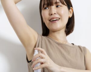 夏の「洗っても落ちない体臭」を撃退する「焼きミョウバンスプレー」
