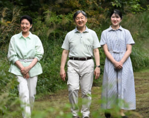 「慎ましくも微笑ましい」愛子さま　虫が止まった天皇陛下に見せられた“仕草”に感激の声