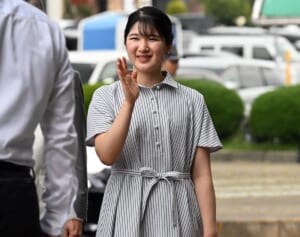 愛子さま　優しくほほ笑まれて秋篠宮邸へ　美術展、ご静養…ご多忙な9月まとめ