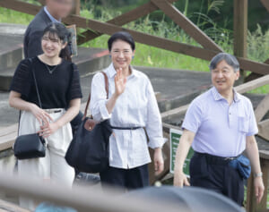 「1年でこんなに長く」愛子さま　ご一家での「那須どうぶつ王国」訪問で見せられた“さわやかポニーテール”姿