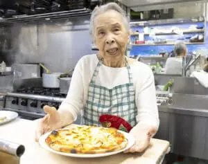 「足腰を鍛えるのにいちばん」98歳のピザ焼き職人　3～4時間立ちっぱなし【働く「アラ100」おばあちゃん】