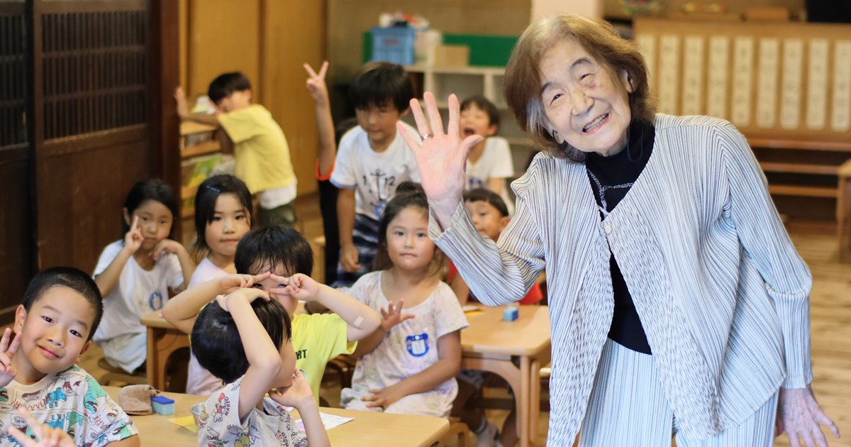 100人の子どもから今も学んでいます」97歳の保育士 子どもの心をつかむ