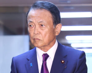 「露骨すぎ」「子供みたい」麻生太郎　新執行部の記念撮影を“拒否”、天敵・石破新総裁への続く「塩対応」に呆れ声