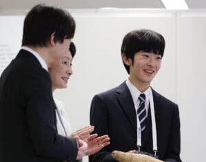 悠仁さま18歳に　虫をつかみ、網で捕らえ…とまらない「昆虫愛」アルバム