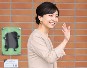 「アクセ使いがすごい」佳子さま　全身ベージュコーデに反響続々　アクセサリーはご当地の品「素敵過ぎ」