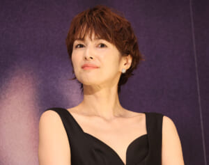 「50手前に見えない」“泥酔”女優　49歳のミニ丈“絶対領域”披露にファン衝撃