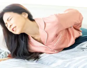 長引くぎっくり腰、実は骨折かも？ 寝たきり招く「骨粗しょう症」の危険