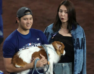 「尊い」「見てるだけで幸せ」真美子夫人　優勝後にグラウンドで見せたレアな“家族団らんシーン”にファン感激