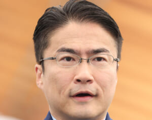 乙武洋匡氏　新たな“親密女性”とのデート目撃も近隣住民が憤る「ホームパーティーの騒ぎ声」