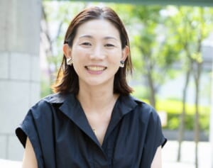 左半身まひの女性ファッションデザイナー「気持ち次第で未来は変えられる」――どん底乗り越えた母との絆