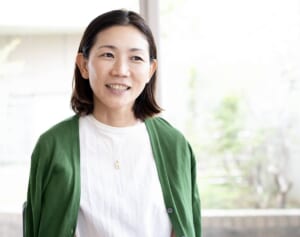 48歳、左半身まひの女性ファッションデザイナーが挑む「障がい者の人生を前に進める」靴づくり