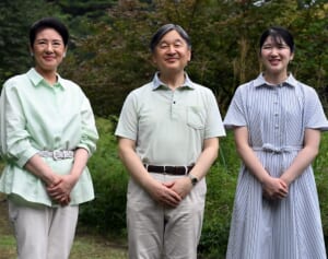 天皇ご一家　リラックスされた那須ご静養…愛子さまが陛下の頭から蚊を払われる場面も