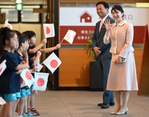 愛子さま　雅子さまの地方ご公務と“リンク”、ボタンに“いかりマーク”が…佐賀ご訪問ファッションに込められた「ご公務への強いお心」