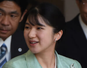 「お色がとても綺麗」愛子さま　天皇陛下とのミントグリーンの“親子コーデ”に歓喜の声「大変良くお似合い」