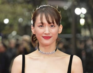 「ほんと肌発光してる」綾瀬はるか　39歳の“大胆肌見せドレス姿”にネット騒然「加齢の壁どうなってんの？」