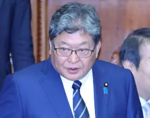 「ビビるなよ」萩生田光一氏　「統一教会とズブズブ」投稿のひろゆきに法的措置示唆から謝罪の“白旗”宣言…法廷で決着求める声続出