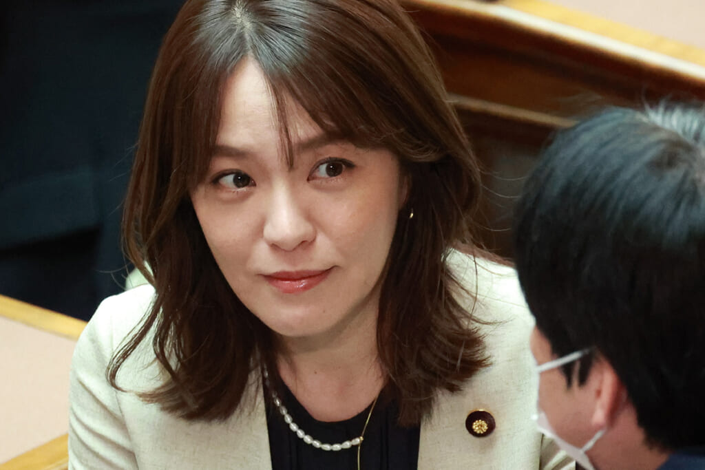 今井絵理子議員　無神経な“アイドルポーズ写真”大炎上でフランス研修が再燃…報告書について本誌へ寄せた「ありえない回答」