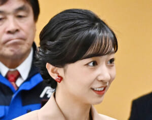 「着こなしかっこいい」佳子さま　金沢ご訪問の“バブル風”ダブルジャケット姿に集まる絶賛！輪島塗イヤリングのお心遣いも