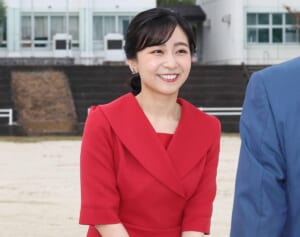 「イヤリングすごくかわいい」佳子さま　真っ赤なワンピース姿に反響続々！有田焼のアクセサリーにも「素敵」