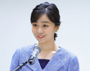 「めっちゃ綺麗」「良くお似合い」佳子さま　着こなし光る水色パンツスーツの「ブランドとお値段」