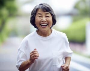 「マツケンサンバ」のリズムで歩いて脳老化を防ぐ！健康寿命と歩行速度には大きな関連が