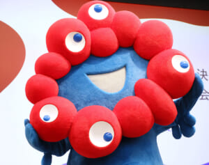 「まるで地元の縁日の告知」大阪万博のポスターデザインが“ヤバすぎる”と波紋「なんでたこ焼き食ってるの？」