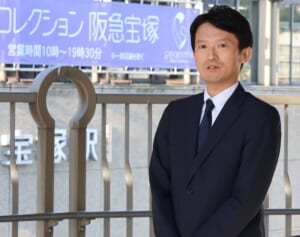 斎藤元彦前知事　サイン求める主婦から女子高生まで…街頭演説に殺到する“斎藤ガールズ”が明かした「応援する理由」