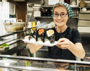 大人気おにぎり店「ぼんご」の女将・右近由美子さん　新潟の“家出少女”が東京で27歳年上の店主と結ばれるまで