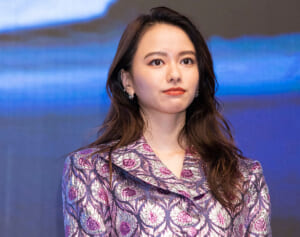 「恋人同士に見える」山本舞香と大物義兄の“至近距離”2ショットにネット騒然…“仲良し家族”にあがった思わぬ指摘