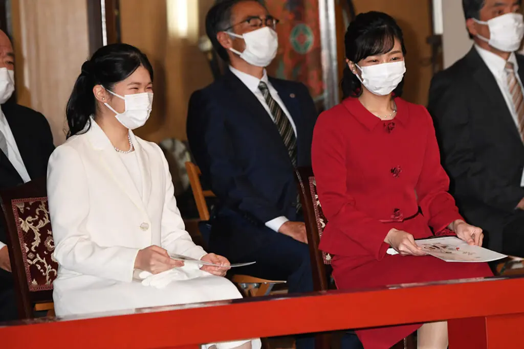 佳子さま ちょうど2年前と同じスーツ＆アクセサリーで…宮中茶会で示
