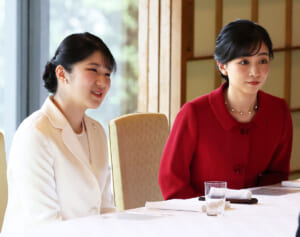 「紅白でお美しい」愛子さま　佳子さまと出席された初めての宮中茶会に絶賛続出