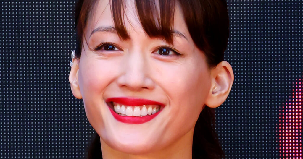 「下品過ぎる」綾瀬はるか　映画祭の黒ドレスで見せた“谷間”にSNS、メディア大騒ぎで寄せられる冷ややかな声