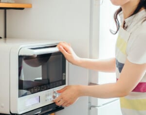 レンジ内の汚れが発火、アルミホイル温め溶解…急増する電子レンジ火災への対処法