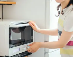 レンジ内の汚れが発火、アルミホイル温め溶解…急増する電子レンジ火災への対処法