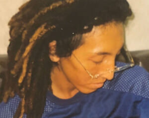 「もうモザイク芸なんよw」紅白出場の63歳アーティスト　娘と思しき女性が投稿した“独特な匂わせ写真”にネット騒然