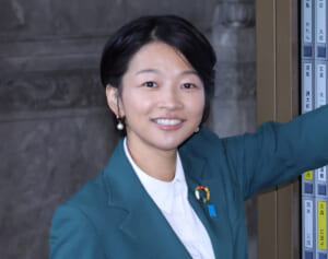 議場で写真撮影し「修学旅行」批判受けた福田かおる氏　注目集める衝撃的な“顔写真付き口コミ投稿”