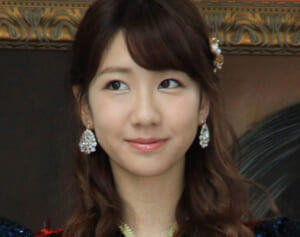 「昭和っぽい」33歳元AKBの際どいグラビアに辛辣声も…「スタイル維持してるのすごい」の声