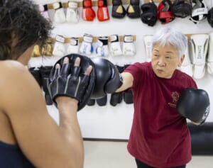 キックボクシングジムにシニアが殺到中！81歳女性は杖なしで歩けるように